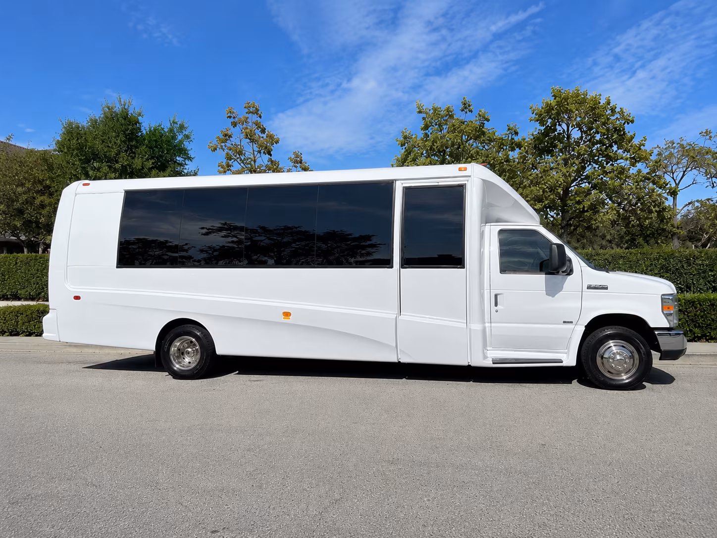 minibus rentals for sunset strip and echo park live music venue crawls